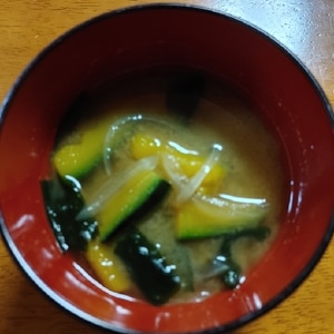 南瓜と玉葱、ワカメの味噌汁